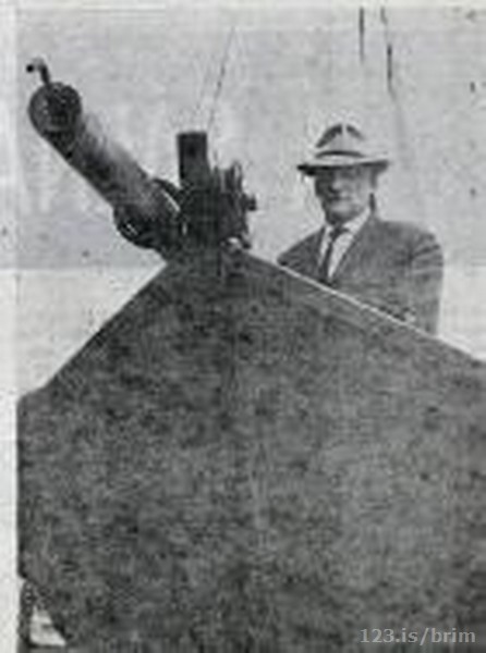 Sigurður Guðjónsson og áraskipið Farsæll á Syningunni Íslendingar og hafið 1968,Mynd: Alþ.bl.